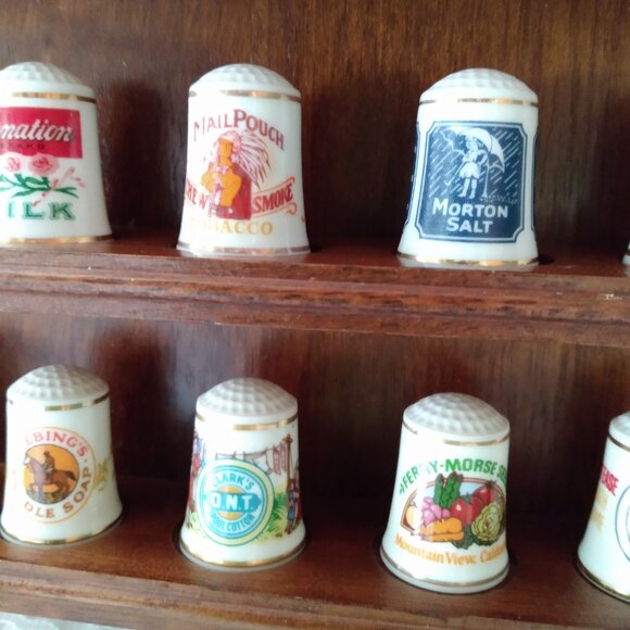 Vintage Thimbles & display shelve, with documentation. - Picture 6 of 16